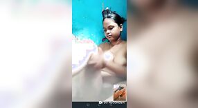 Desi Babe在浴缸中裸露并手淫 2 敏 00 sec