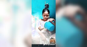 Desi babe telanjang di bak mandi dan masturbasi 3 min 00 sec