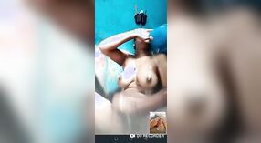 Desi babe se desnuda en la bañera y se masturba 4 mín. 40 sec