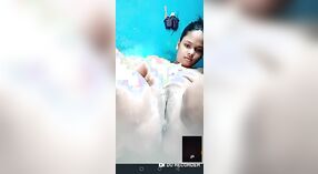 Desi Babe在浴缸中裸露并手淫 5 敏 20 sec