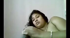 Bhabhas große Brüste hüpfen beim indischen sex 4 min 30 s
