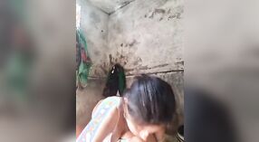 데하티의 아내는 이 명시적인 비디오에서 샤워 룸에서 야생 타고 걸립니다 1 최소 50 초