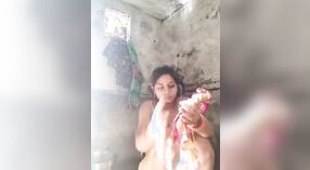 Żona Dehati bierze dziką jazdę pod prysznicem w tym wyraźnym filmie 4 / min 50 sec