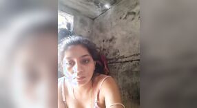 A mulher de Dehati faz um passeio selvagem na casa de banho neste vídeo explícito 7 minuto 50 SEC