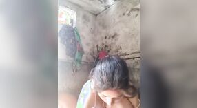 Żona Dehati bierze dziką jazdę pod prysznicem w tym wyraźnym filmie 10 / min 50 sec