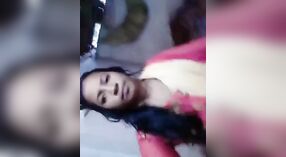 Bangla sesso dea Tamilka strisce giù per un steamy selfie sessione con lei fidanzato 2 min 50 sec