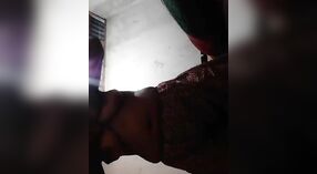 Bangla seks godin Tamilka strips neer voor een stomende selfie sessie met haar vriendje 0 min 0 sec