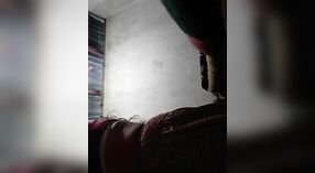Bangla sesso dea Tamilka strisce giù per un steamy selfie sessione con lei fidanzato 0 min 30 sec