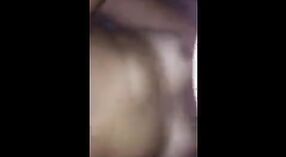 Vidéo porno amateur mettant en vedette un jeune Indien NRI se livrant à une levrette hardcore et à une double pénétration 2 minute 20 sec