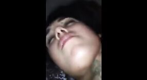 Vidéo porno amateur mettant en vedette un jeune Indien NRI se livrant à une levrette hardcore et à une double pénétration 6 minute 20 sec