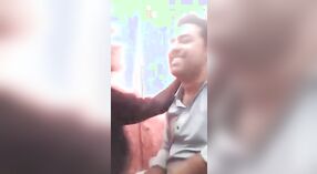 Pokaz piersi pakistańskiej dziewczyny zostaje nagrany i polizany przez starszego mężczyznę 2 / min 20 sec