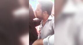 Pokaz piersi pakistańskiej dziewczyny zostaje nagrany i polizany przez starszego mężczyznę 2 / min 30 sec