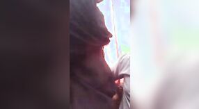 Pokaz piersi pakistańskiej dziewczyny zostaje nagrany i polizany przez starszego mężczyznę 2 / min 50 sec
