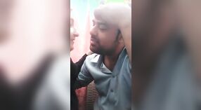 Pokaz piersi pakistańskiej dziewczyny zostaje nagrany i polizany przez starszego mężczyznę 1 / min 00 sec