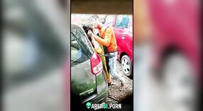 Desi meisje betrapt kussen haar minnaar in een auto op de straat 1 min 00 sec