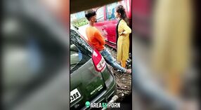 Desi meisje betrapt kussen haar minnaar in een auto op de straat 3 min 40 sec