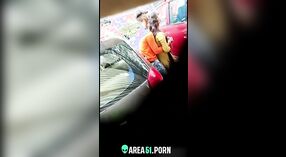 Desi meisje betrapt kussen haar minnaar in een auto op de straat 7 min 40 sec