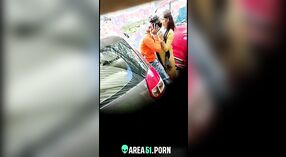 Desi meisje betrapt kussen haar minnaar in een auto op de straat 8 min 20 sec