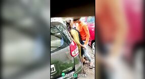 Desi meisje betrapt kussen haar minnaar in een auto op de straat 0 min 0 sec
