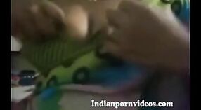 Большая задница южноиндийской бхаби привлекает то внимание, которого она заслуживает в домашнем видео 1 минута 40 сек