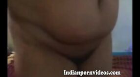 Большая задница южноиндийской бхаби привлекает то внимание, которого она заслуживает в домашнем видео 2 минута 40 сек