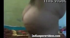 Большая задница южноиндийской бхаби привлекает то внимание, которого она заслуживает в домашнем видео 3 минута 00 сек