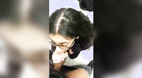 Индийская студентка колледжа NRI делает потрясающий минет в общественных банях в секс-фильме 3 минута 40 сек