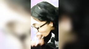 Индийская студентка колледжа NRI делает потрясающий минет в общественных банях в секс-фильме 0 минута 0 сек