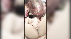 Une indienne devient coquine avec un jouet anal devant la caméra et jouit fort 2 minute 20 sec