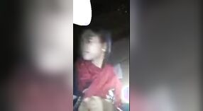 Ein Desi-Mädchen entblößt ihren XXX-Körper vor der Kamera, damit ein Mann ihn in einem MMS-Video sehen kann 1 min 50 s