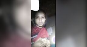 Ein Desi-Mädchen entblößt ihren XXX-Körper vor der Kamera, damit ein Mann ihn in einem MMS-Video sehen kann 2 min 00 s