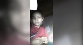 Uma rapariga Desi expõe o seu corpo XXX na câmara para um homem ver num vídeo MMS 2 minuto 10 SEC