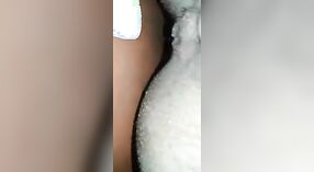 Ein Desi-Mädchen entblößt ihren XXX-Körper vor der Kamera, damit ein Mann ihn in einem MMS-Video sehen kann 2 min 20 s