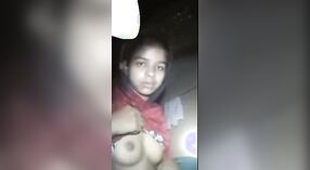 Een Desi meisje exposes haar XXX lichaam op camera voor een man om te kijken in een MMS video 0 min 0 sec