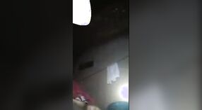 Uma rapariga Desi expõe o seu corpo XXX na câmara para um homem ver num vídeo MMS 0 minuto 30 SEC