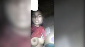 Uma rapariga Desi expõe o seu corpo XXX na câmara para um homem ver num vídeo MMS 0 minuto 50 SEC