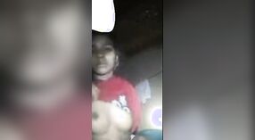 Ein Desi-Mädchen entblößt ihren XXX-Körper vor der Kamera, damit ein Mann ihn in einem MMS-Video sehen kann 1 min 10 s