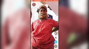 بھارتی بابھی flaunts اس کے ننگے جسم پر لائیو کیمرے 0 کم از کم 0 سیکنڈ
