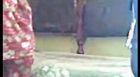 భారతీయ భార్య తన ఇంటిలో తన భర్తతో కొంటెను పొందుతుంది 4 మిన్ 10 సెకను