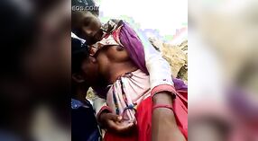 La première expérience sexuelle en plein air d'un couple de village capturée à la caméra 2 minute 20 sec