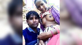 कॅमेर्‍यावर पकडलेल्या एका गाव जोडप्याचा पहिला मैदानी लैंगिक अनुभव 1 मिन 00 सेकंद