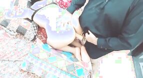 Pakistaanse bhabhi krijgt haar kutje uitgerekt door een grote lul 0 min 50 sec