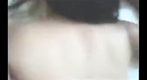 దేశీ ఇండియన్ గర్ల్ ఫ్రెండ్ కౌగర్ల్ పొజిషన్‌లో కొట్టబడుతుంది 5 మిన్ 40 సెకను
