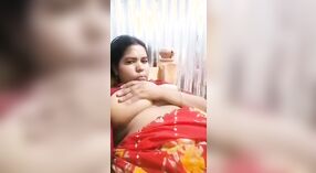 Desi妻子在这个热门视频中在相机上嘲笑她的胖乎乎的猫 1 敏 40 sec