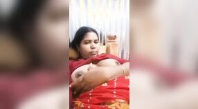 Desi妻子在这个热门视频中在相机上嘲笑她的胖乎乎的猫 0 敏 30 sec