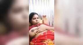 Istri Desi menggoda vaginanya yang gemuk di depan kamera dalam video panas ini 0 min 40 sec