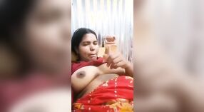 Desi妻子在这个热门视频中在相机上嘲笑她的胖乎乎的猫 0 敏 50 sec