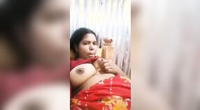 Desi妻子在这个热门视频中在相机上嘲笑她的胖乎乎的猫 1 敏 10 sec