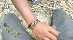 இந்திய ஜோடி கிராமத்தில் வெளிப்புற உடலுறவை அனுபவிக்கிறது 3 நிமிடம் 40 நொடி