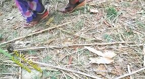 இந்திய ஜோடி கிராமத்தில் வெளிப்புற உடலுறவை அனுபவிக்கிறது 4 நிமிடம் 30 நொடி